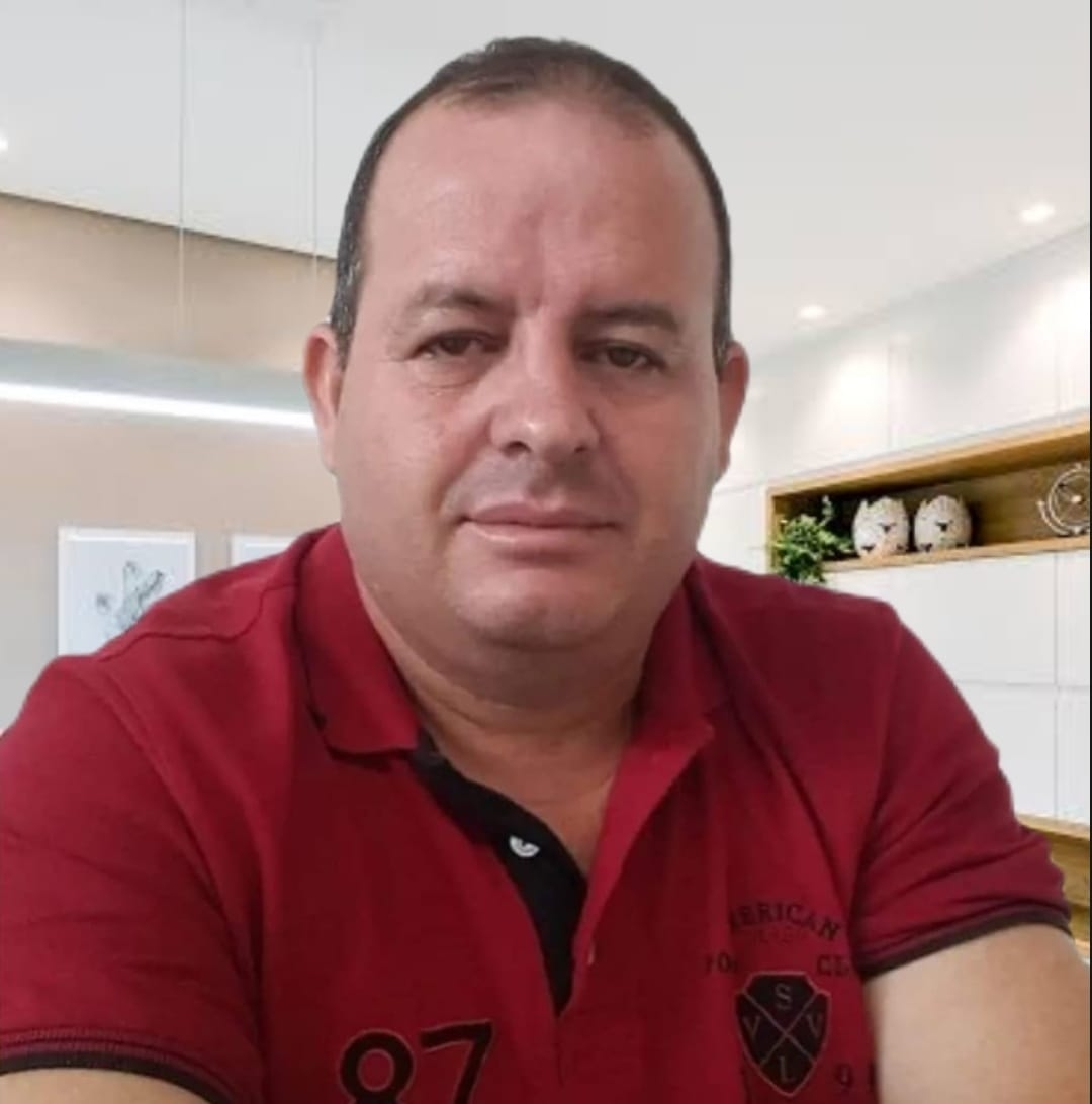 Gonçalo Rocha em sua biblioteca